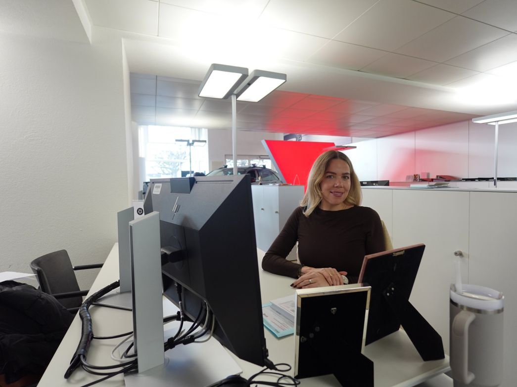 Frau verkauft ein Auto