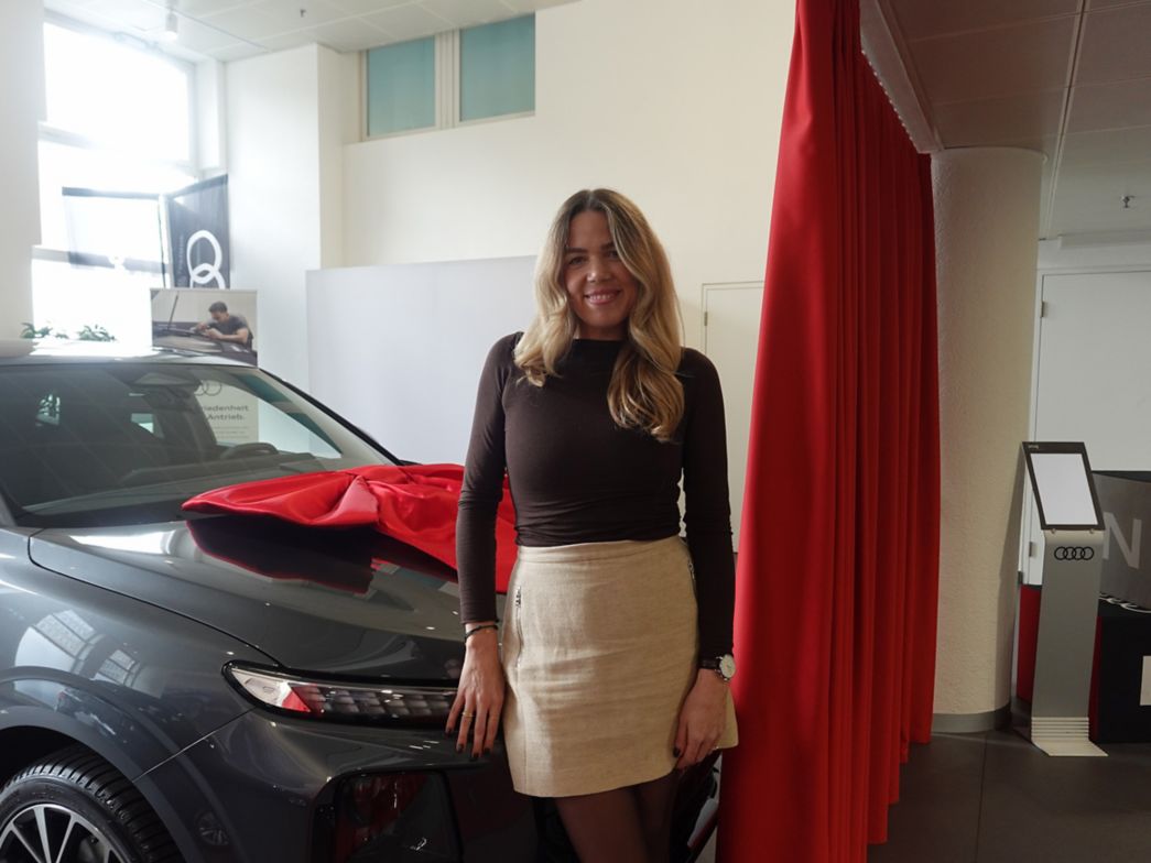 Frau arbeitet in Autowerkstatt