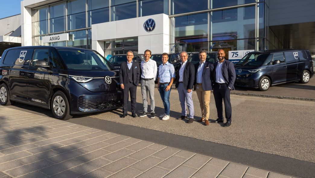 AMAG Mitarbeiter und V-ZUG Mitarbeiter mit schwarzem ID. Buzz Cargo vor AMAG Gebäude