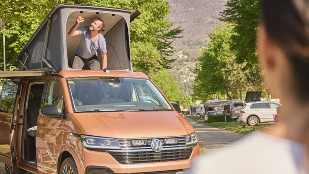 VW California rééquipements l’ouverture avant du toit relevable