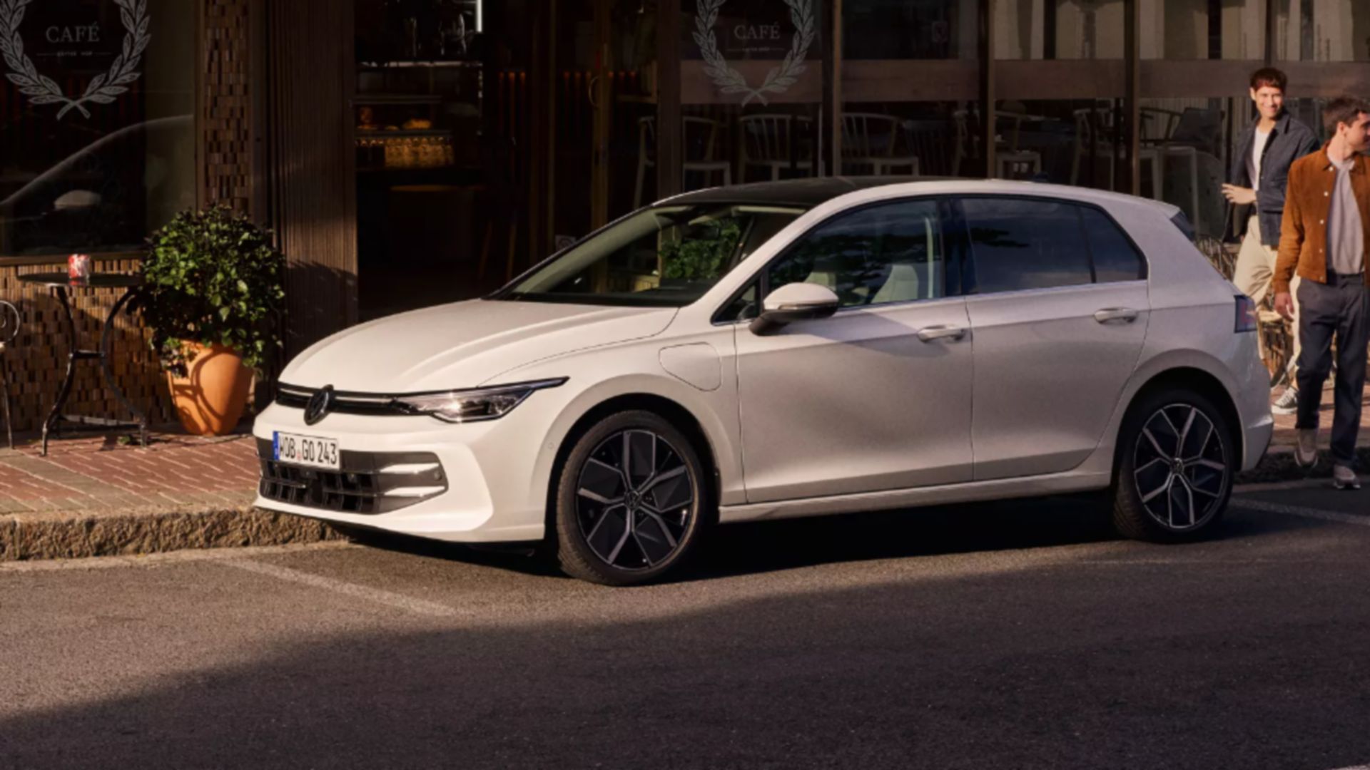 vw golf neu weiss seitlich