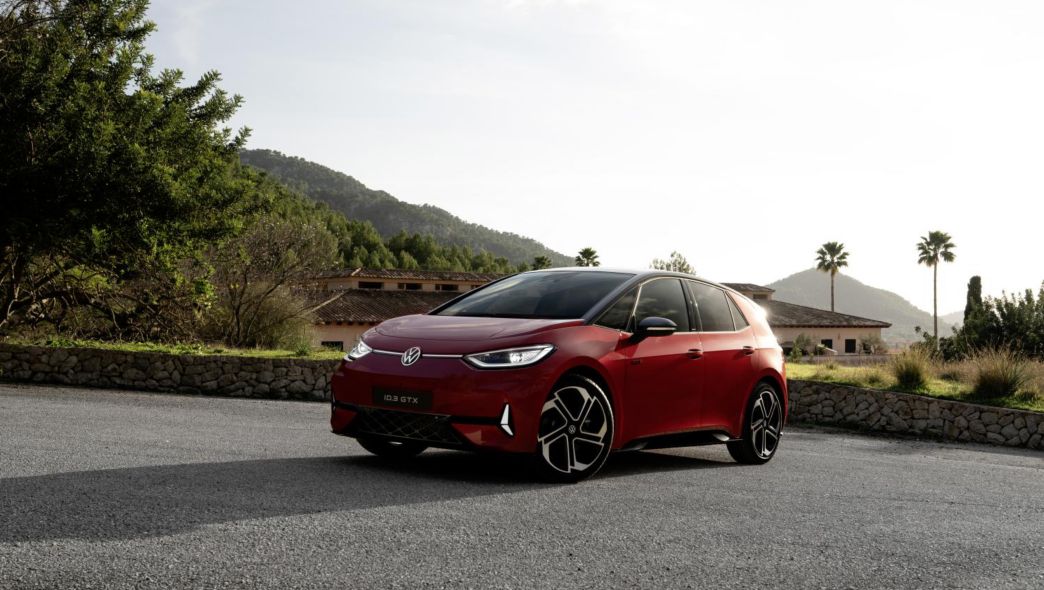 Vue avant d’une VW ID.3 GTX rouge
