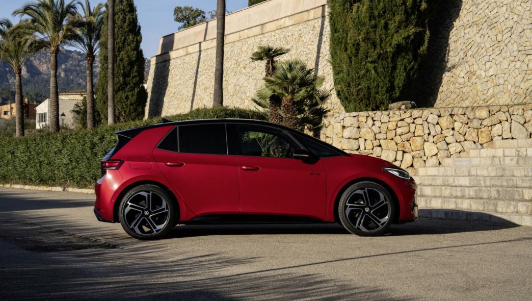 Vue latérale d’une VW ID.3 GTX rouge
