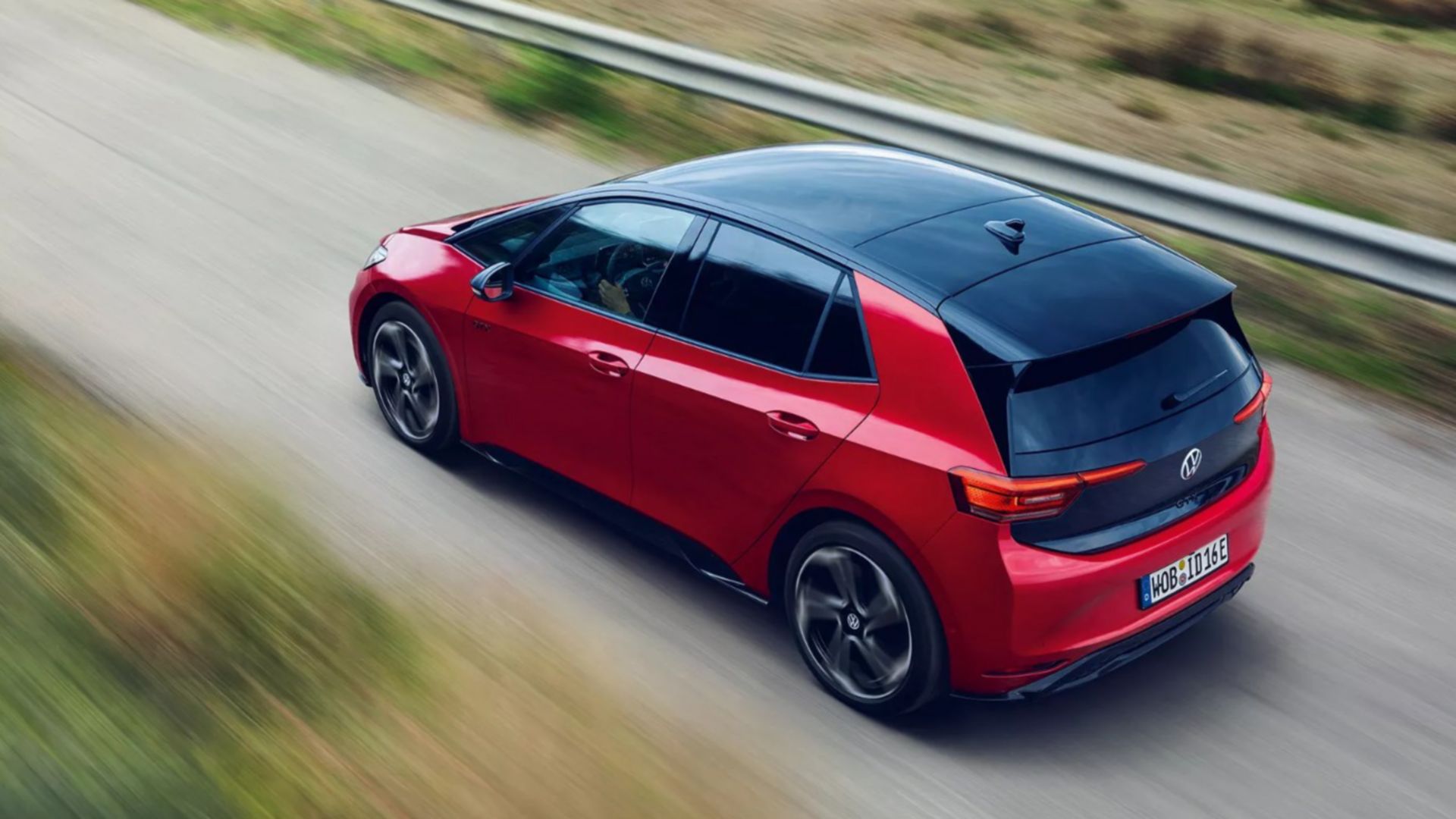 Vue latérale d’une Volkswagen ID.3 GTX rouge sur la route