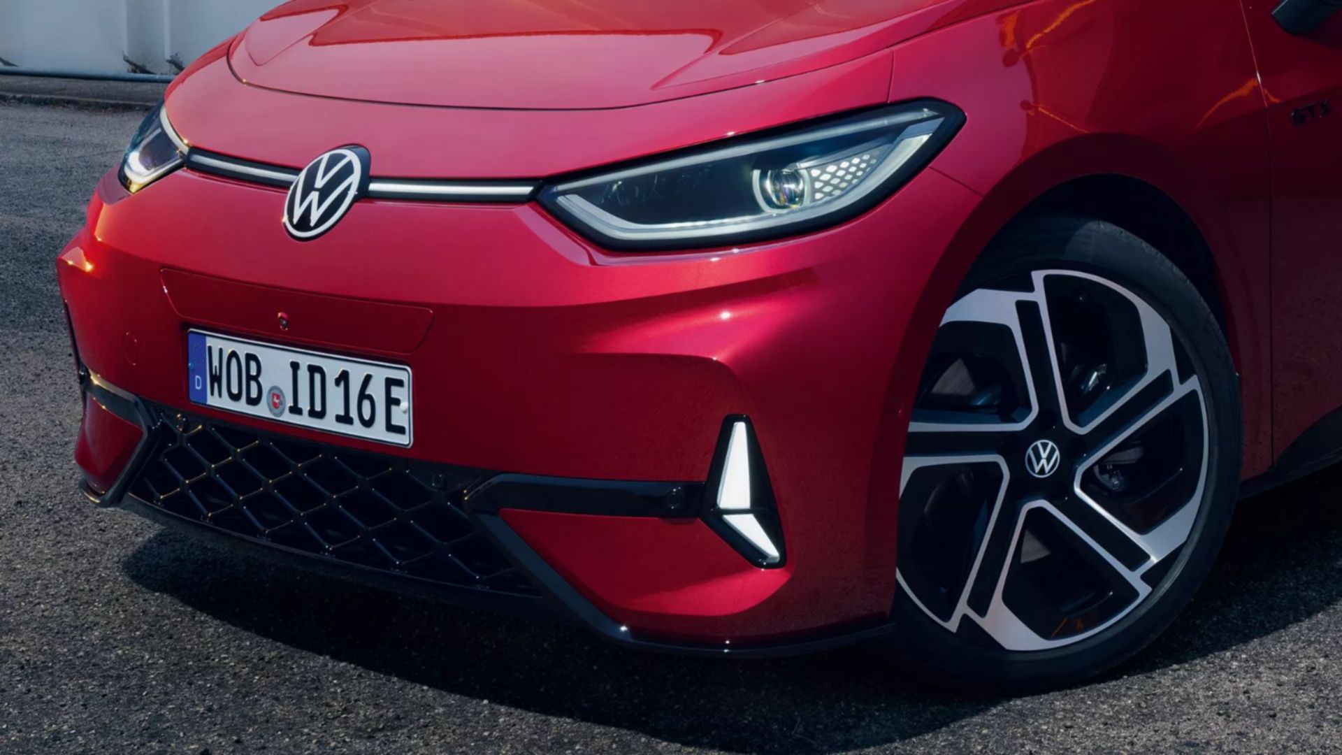 Vue de face d’une VW ID.3 GTX rouge