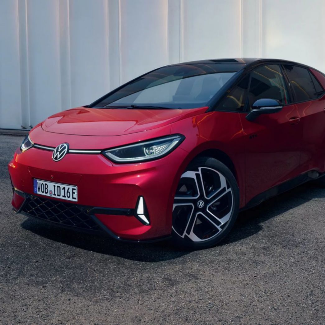 Vue de face et latérale d’une VW ID.3 GTX rouge