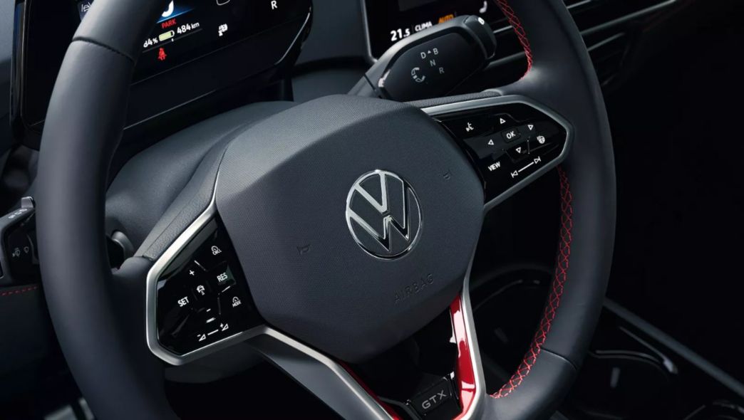 Volant dans l’habitacle d’une VW ID.3 GTX