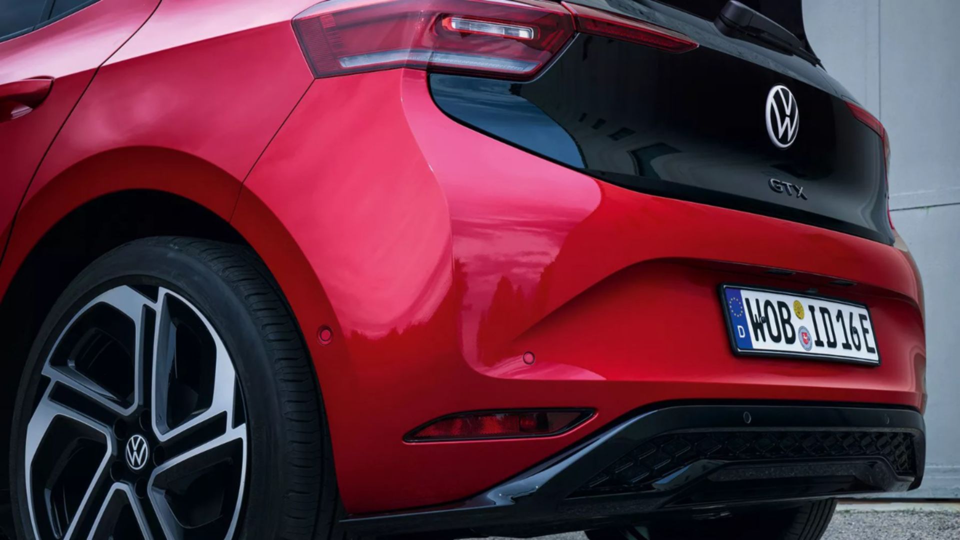 Vue latérale arrière d’une VW ID.3 GTX rouge