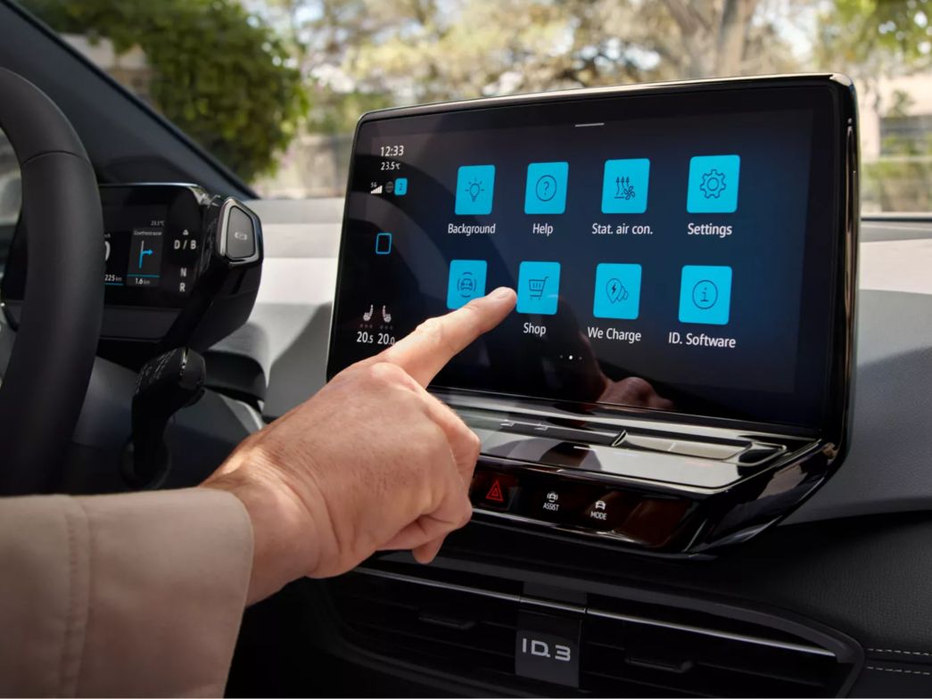 Finger zeigt auf Touch-Display des VW ID.3
