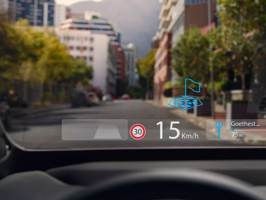 Blick aus Frontscheibe des VW ID.3 mit Augmented-Reality