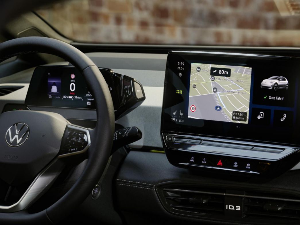Blick aufs Display des VW ID.3 mit Routenplaner