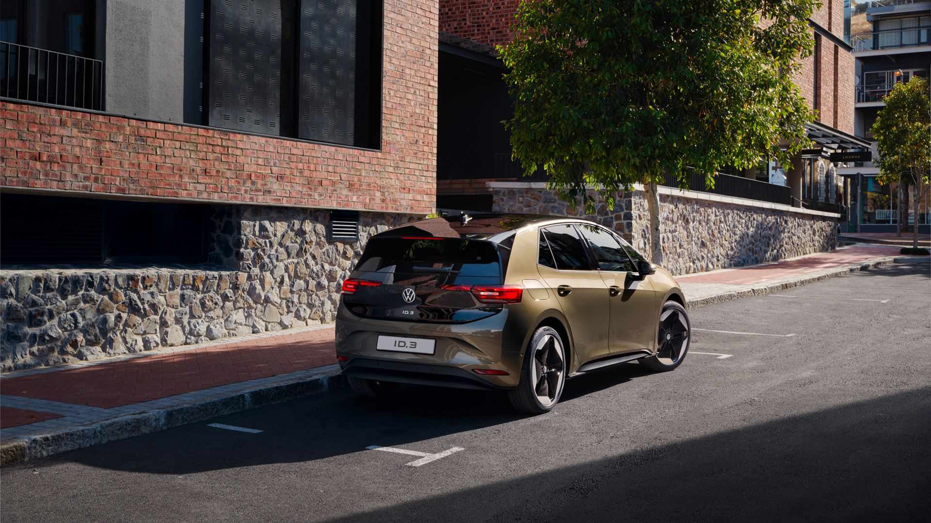 VW ID.3 auf Parkplatz an einer Strasse