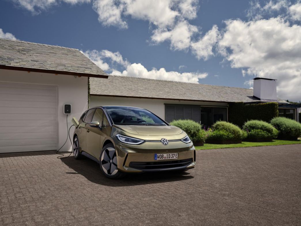 Olivgrüner VW ID.3 an Home-Ladestation