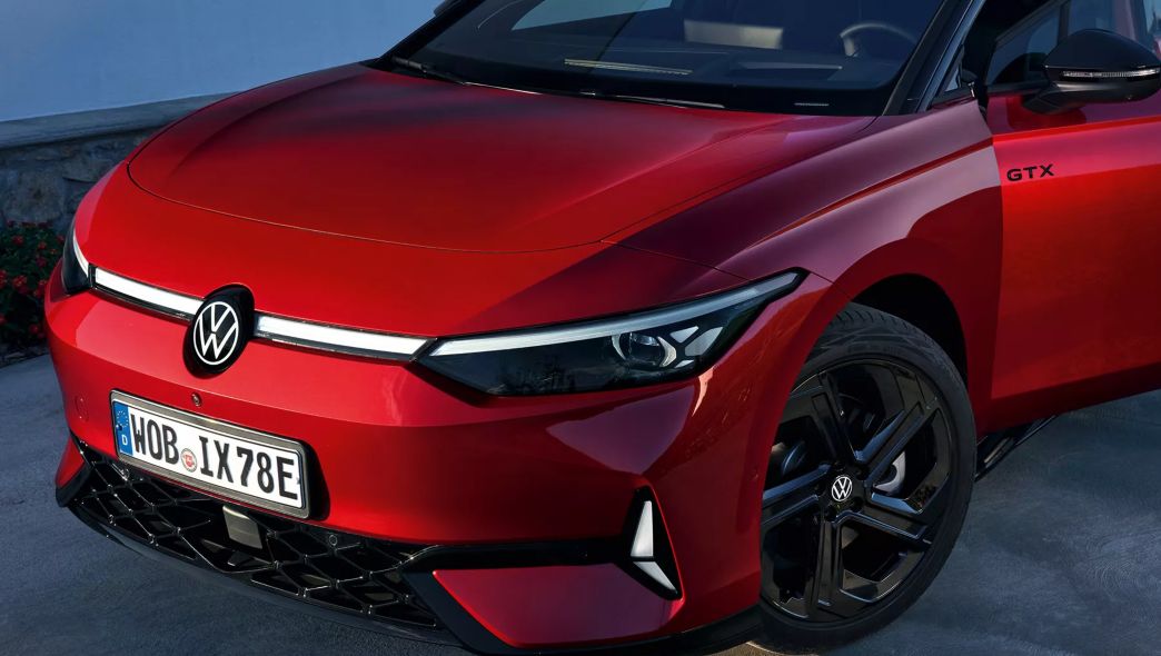 Vista frontale della Volkswagen ID.7 GTX Tourer rossa