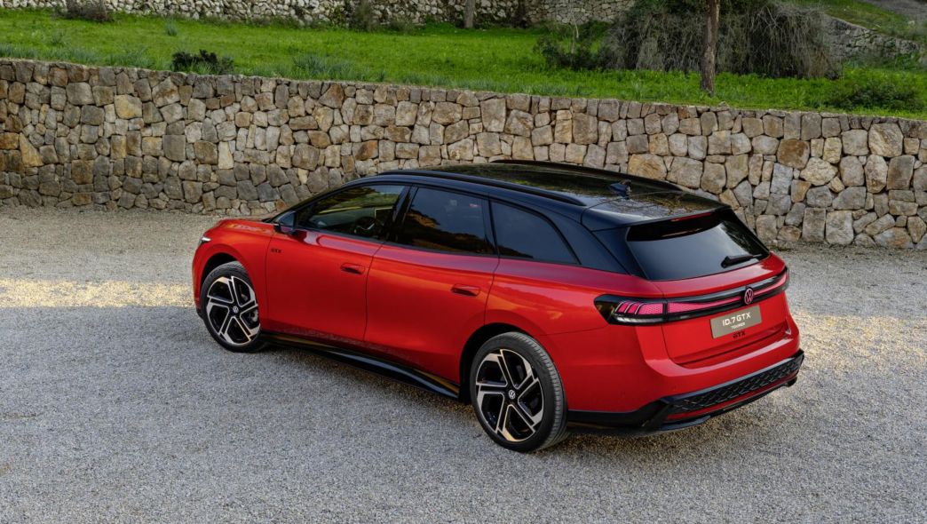 Volkswagen ID.7 GTX Tourer rossa vista da dietro