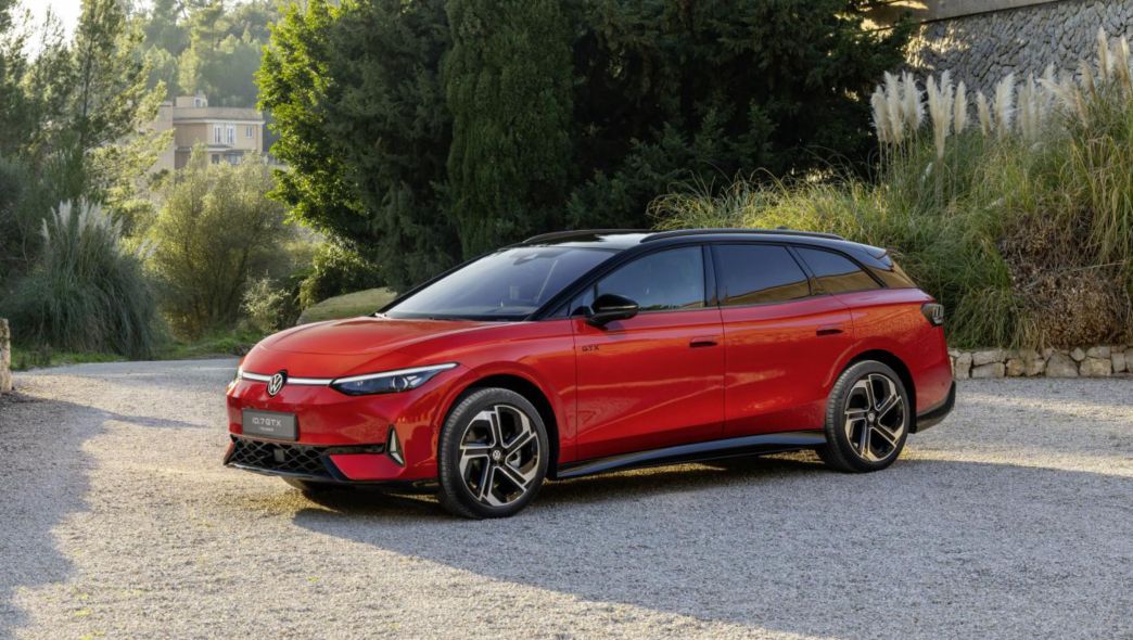 Volkswagen ID.7 GTX Tourer rossa vista di lato