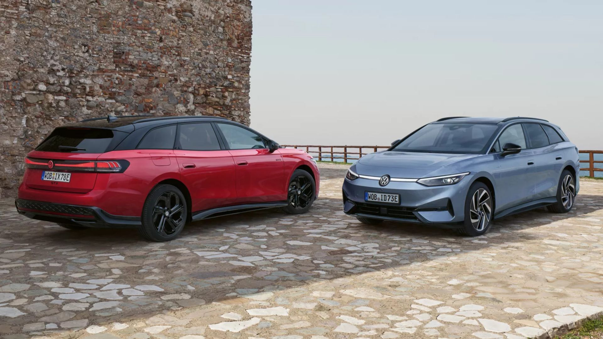 VW ID.7 Tourer GTX rossa in vista laterale e VW ID.7 Tourer GTX blu in vista laterale