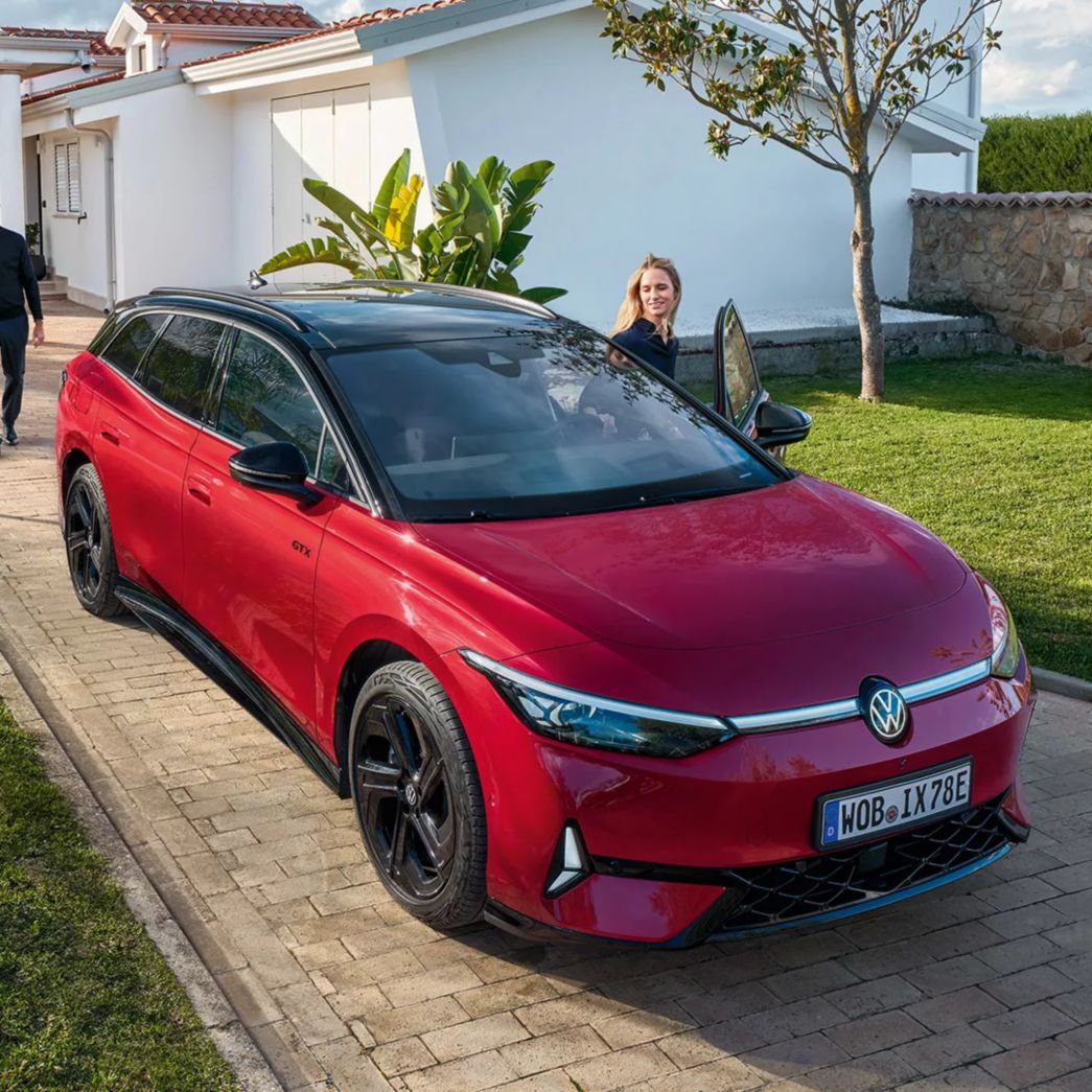 Volkswagen ID.7 GTX Tourer rossa vista dall’alto