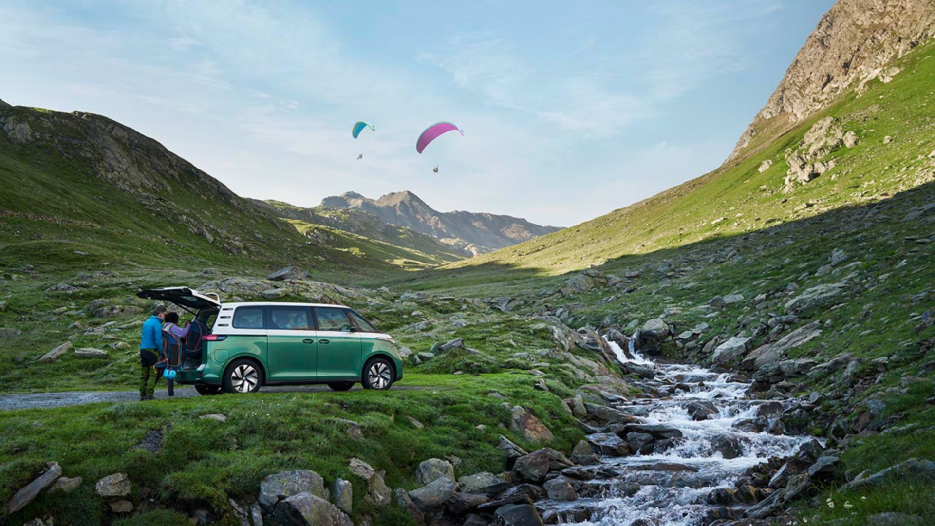 AMAG der VW ID. Buzz in weiss gelb, Front mit Frau und Mädchen daneben