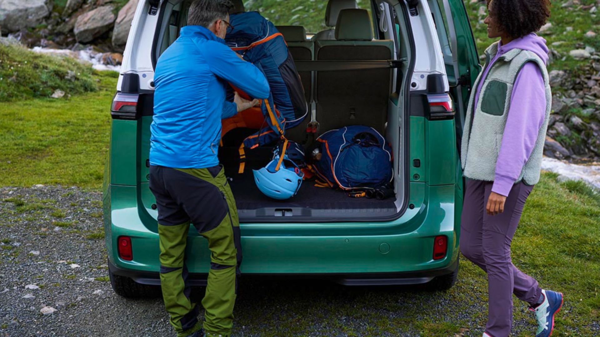 AMAG der VW ID. Buzz in dem zwei Kinder sitzen