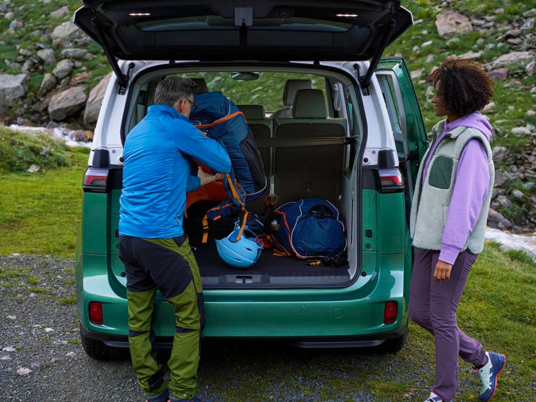 AMAG der VW ID. Buzz in dem zwei Kinder sitzen