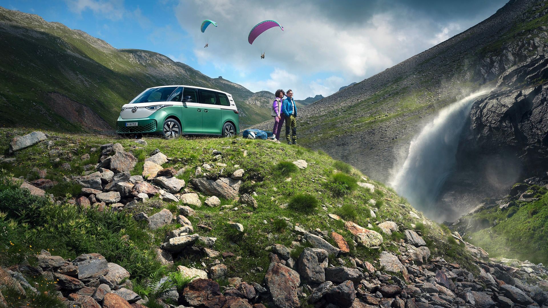 AMAG der VW ID. Buzz in dem zwei Kinder sitzen