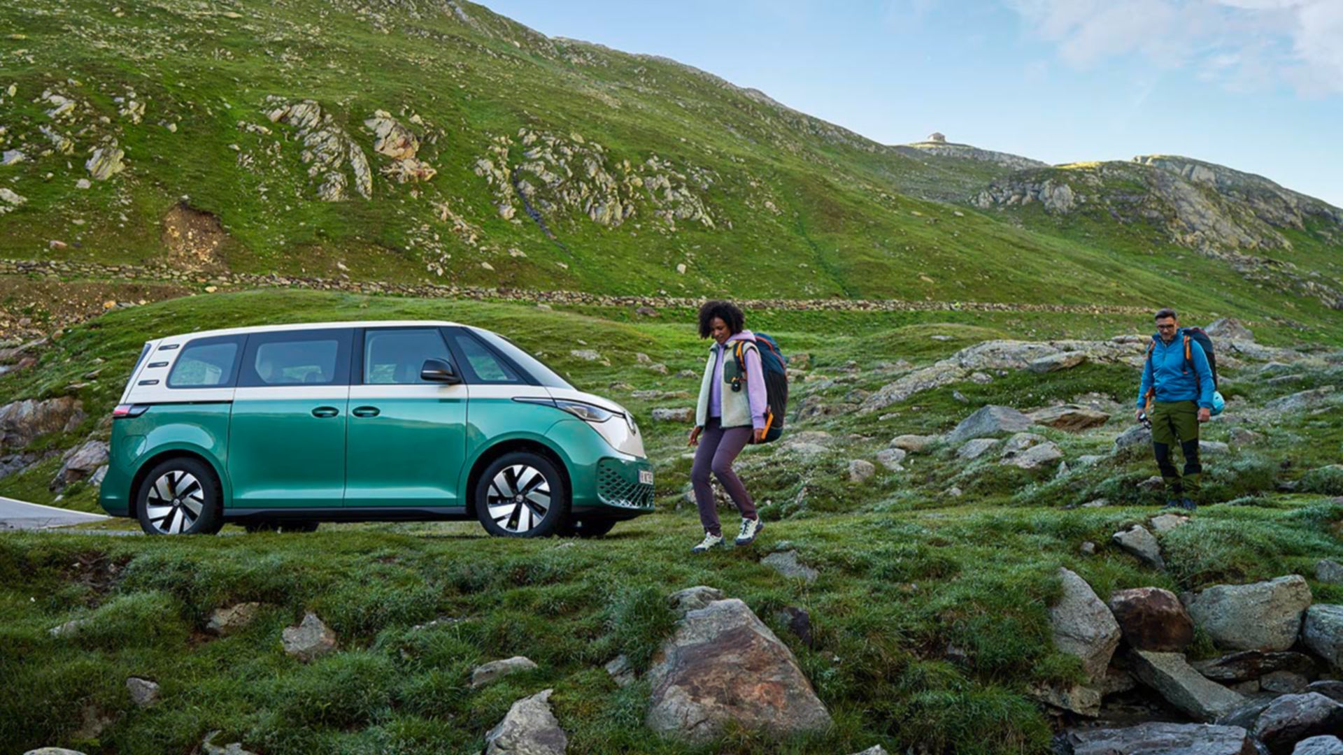 AMAG der VW ID. Buzz in dem zwei Kinder sitzen