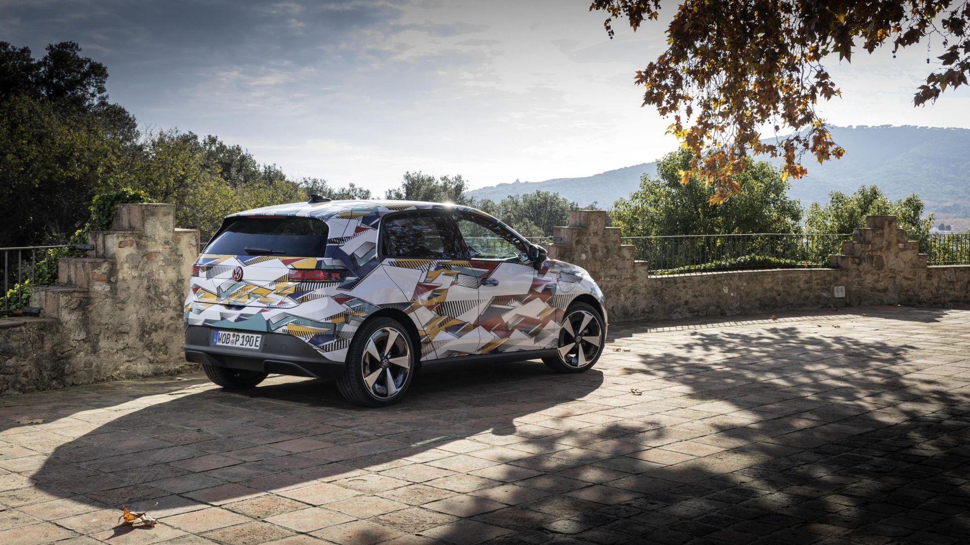 VW ID. Polo Seitenansicht vor einem Haus