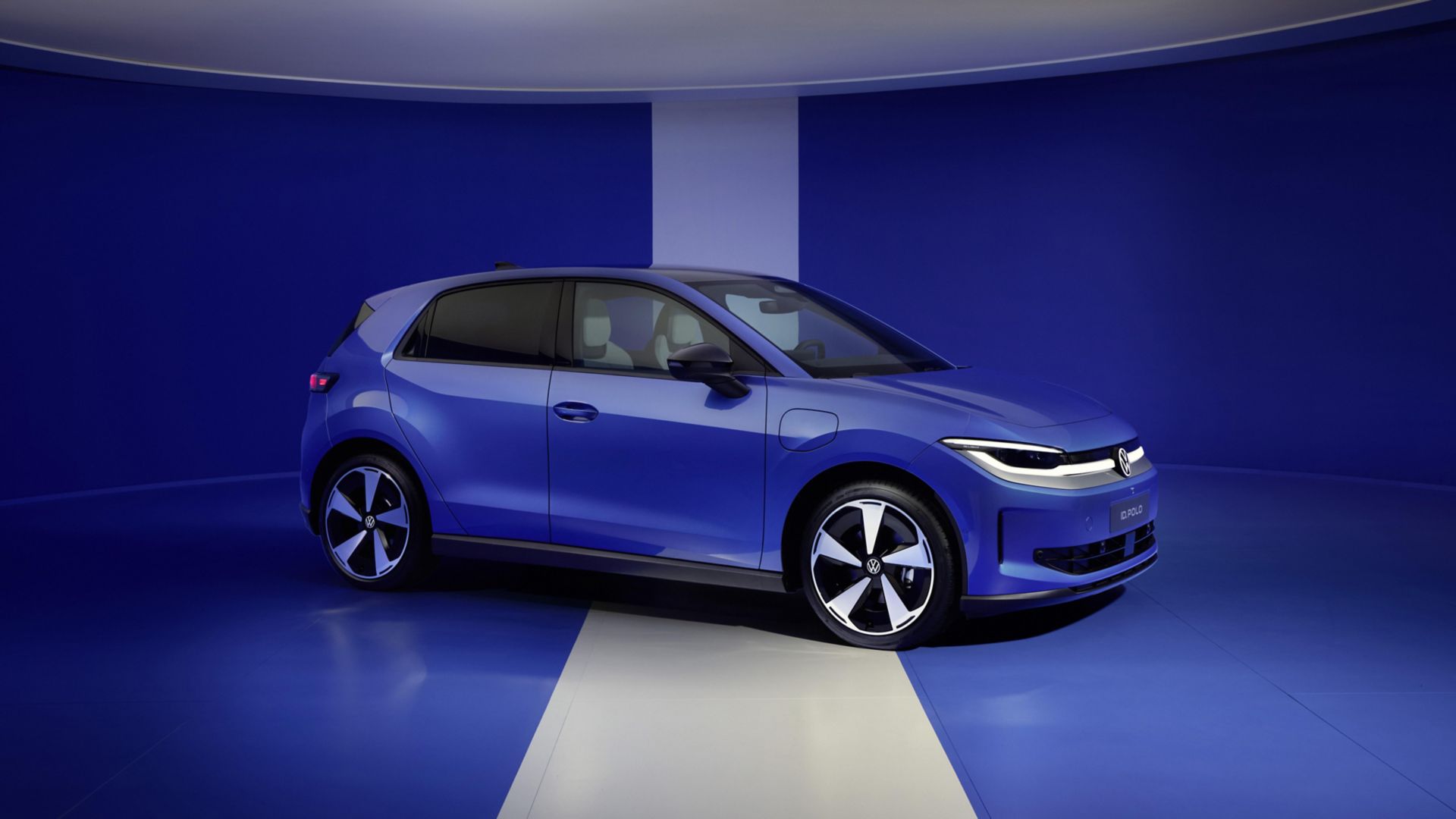 Vista laterale della Volkswagen ID. Polo davanti a una casa