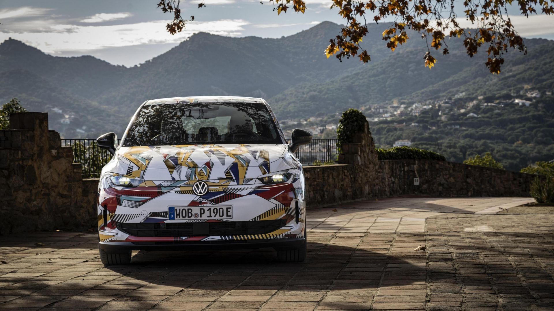 VW ID.5 grau Front vor Garage