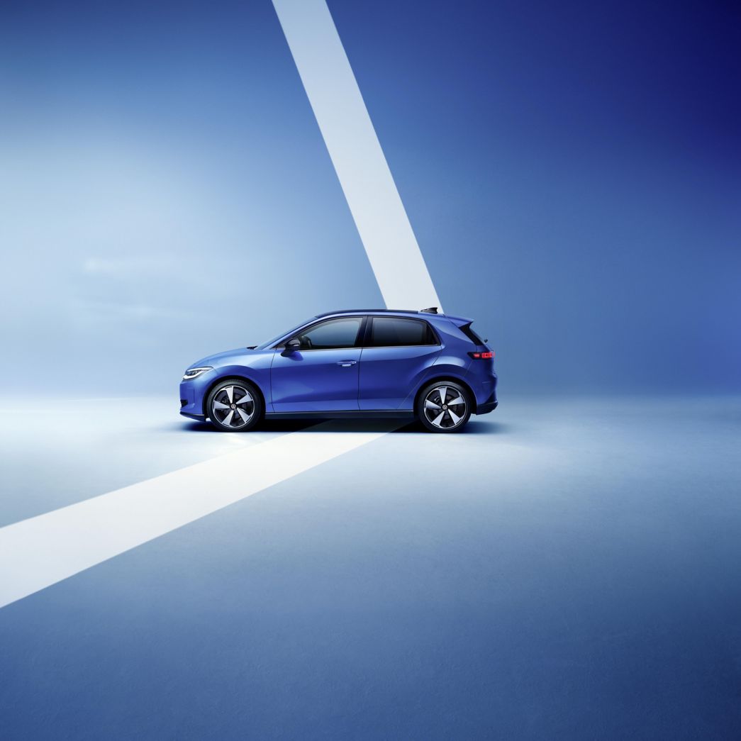 Vista frontale laterale di una Volkswagen ID.5 grigia