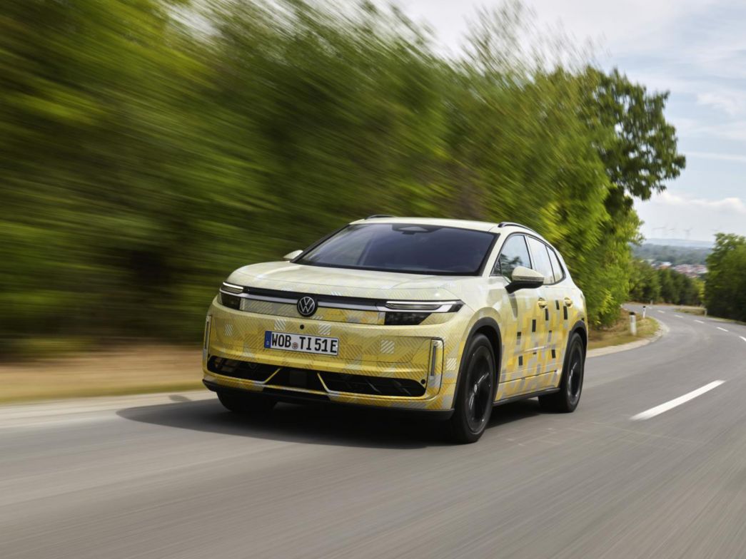 VW ID. Tiguan gelb auf Strasse Frontansicht