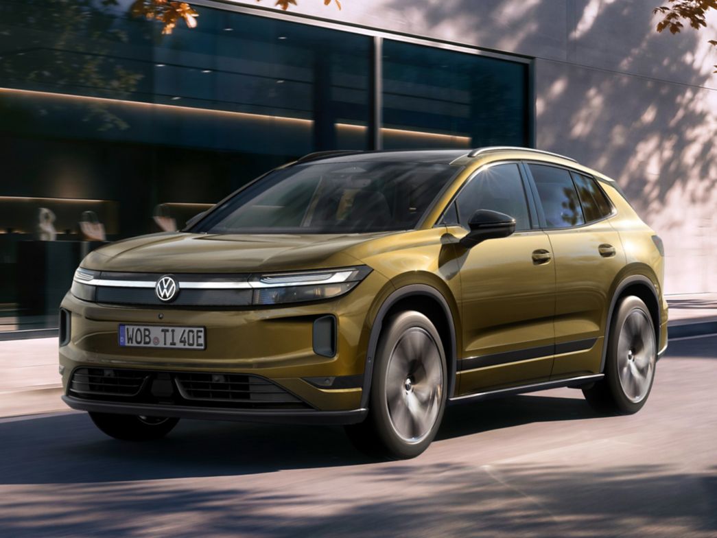 VW ID. Tiguan gelb auf Strasse Frontansicht