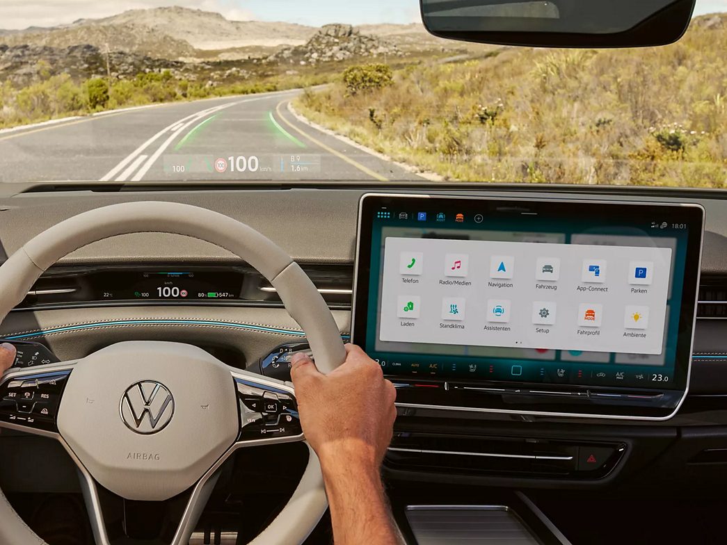 Blick aus dem fahrenden Auto mit Augmented-Reality-Head-up-Display des VW ID.7