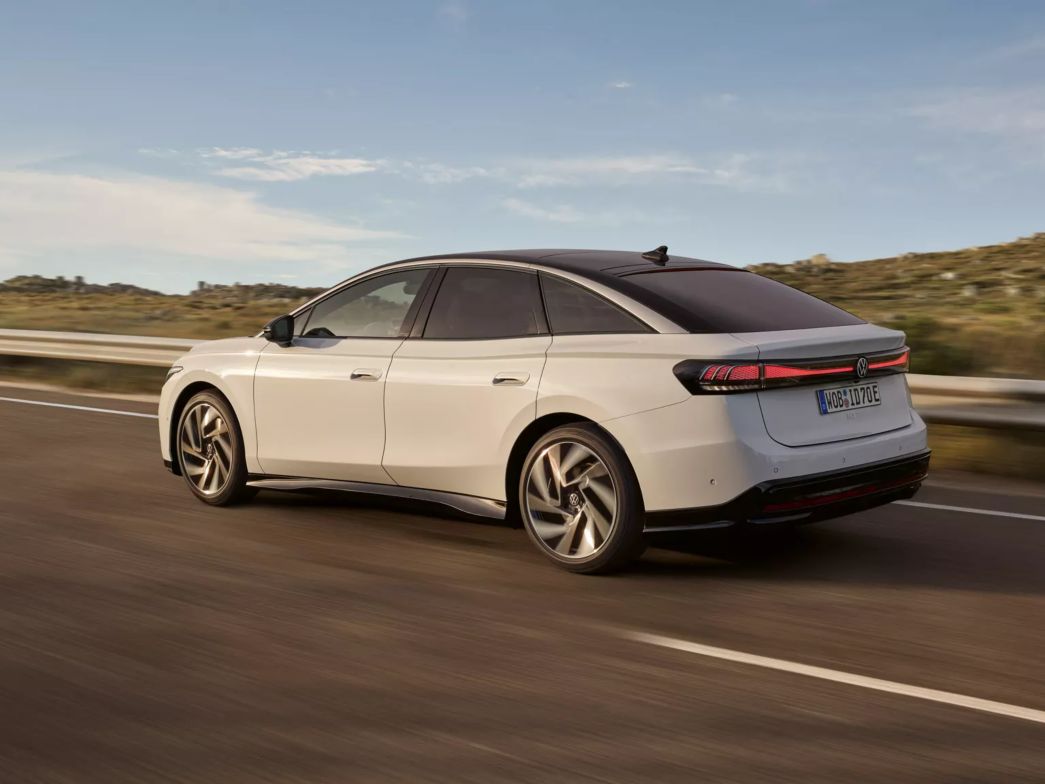 Der VW ID.7 in weiss, bei Fahrt auf der Strasse