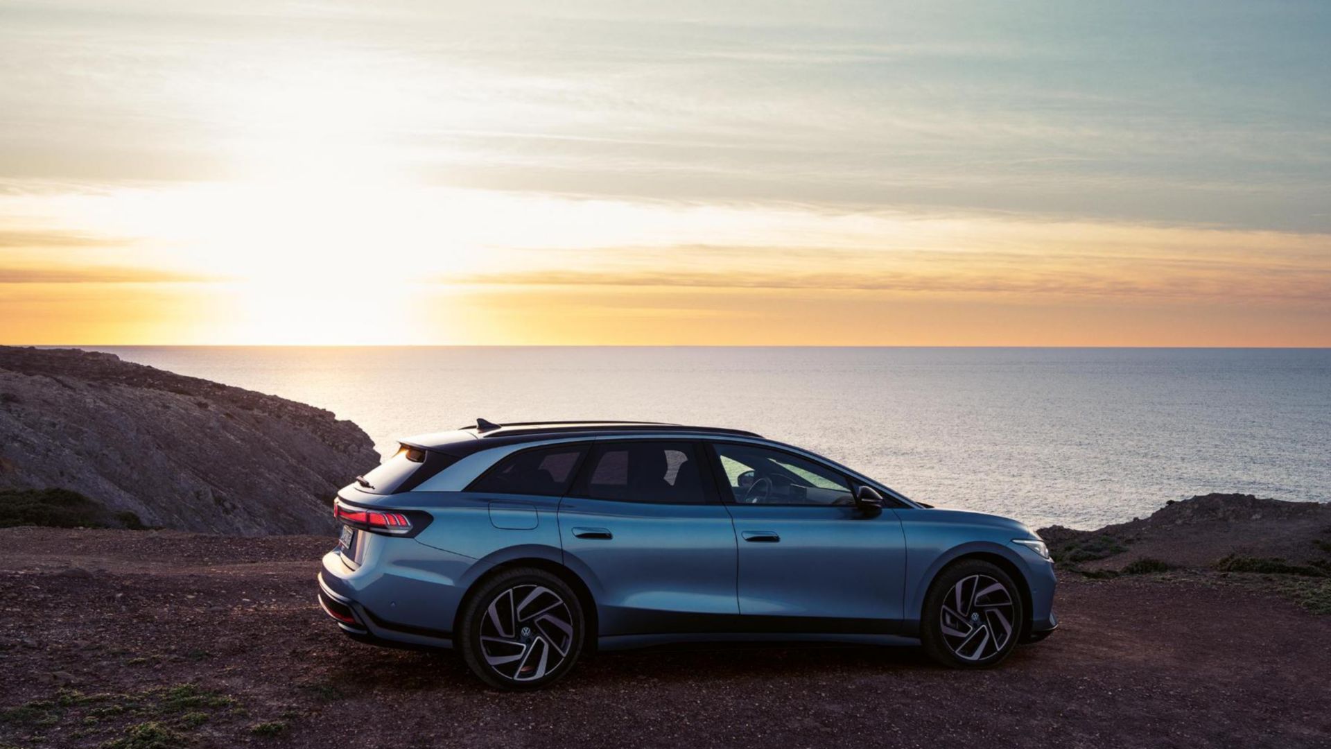 Volkswagen ID.7 Tourer blau seitlich am Meer
