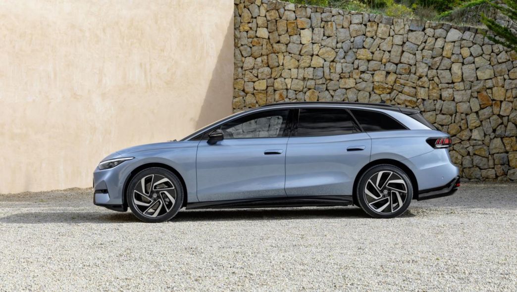 Volkswagen ID.7 Tourer blau seitlich