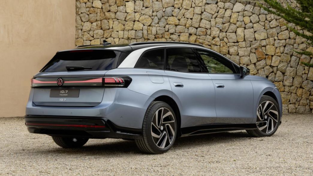 Volkswagen ID.7 Tourer blau seitlich Heckansicht