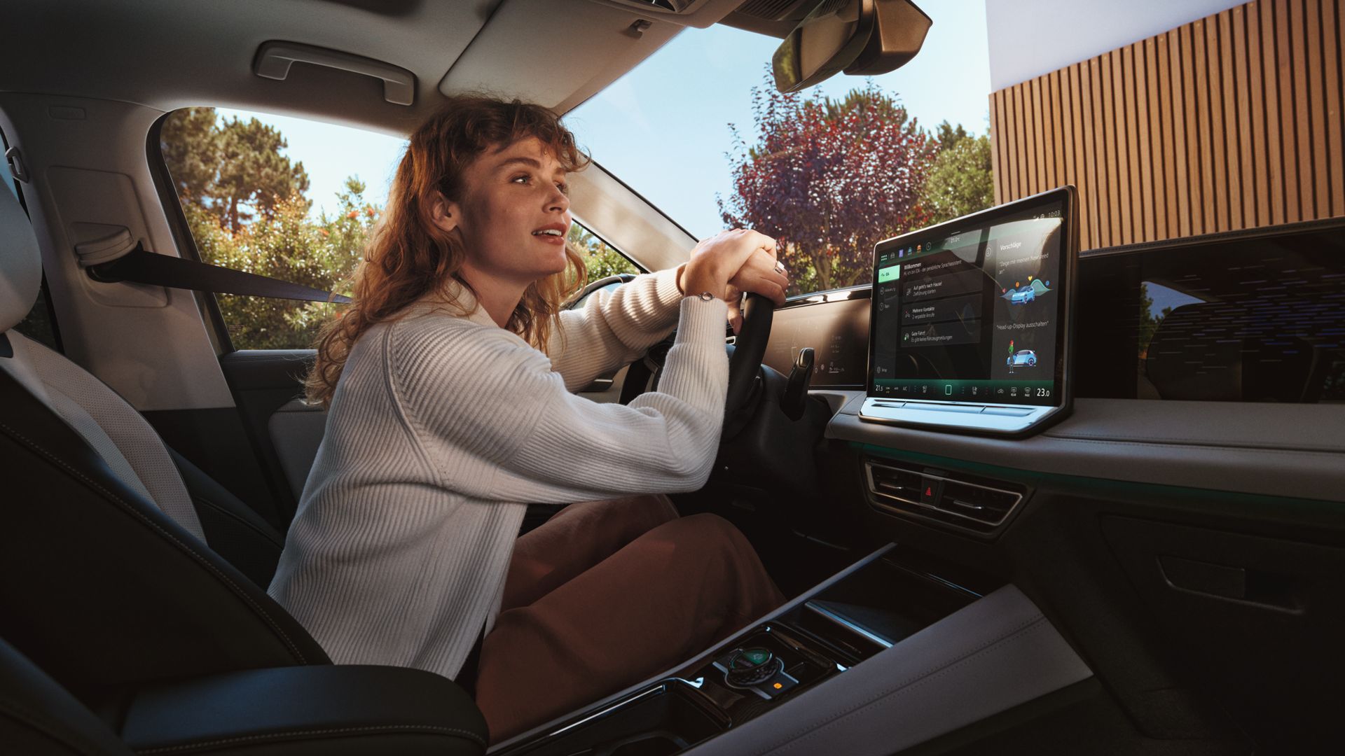 Frau spricht zum Sprachassistent im VW Tiguan