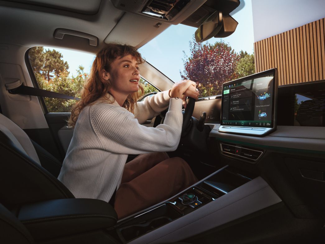 Frau spricht zum Sprachassistent des VW Tiguan