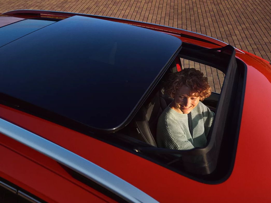 Sicht von oben auf das Panorama-Ausstell-/Schiebedach des VW Tiguan