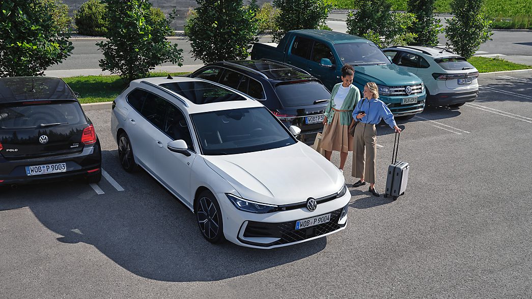 La nouvelle VW Passat vue d'en haut dans une place de parking