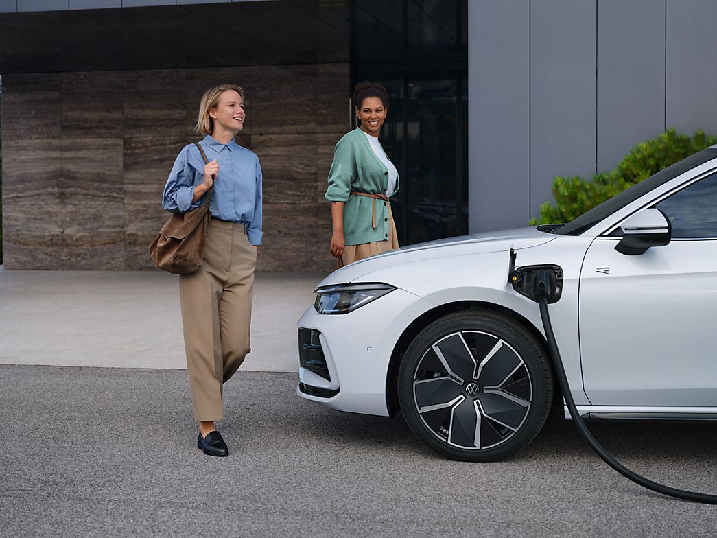Der neue VW Passat an Ladestation 