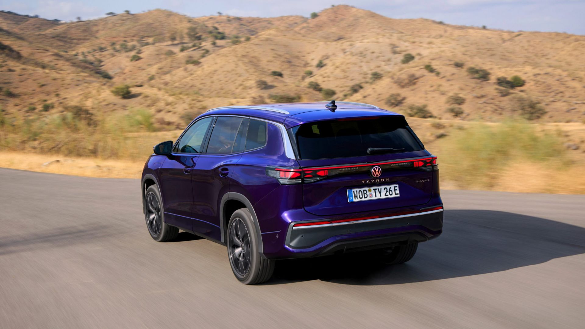 Vista posteriore della nuova VW Tayron viola