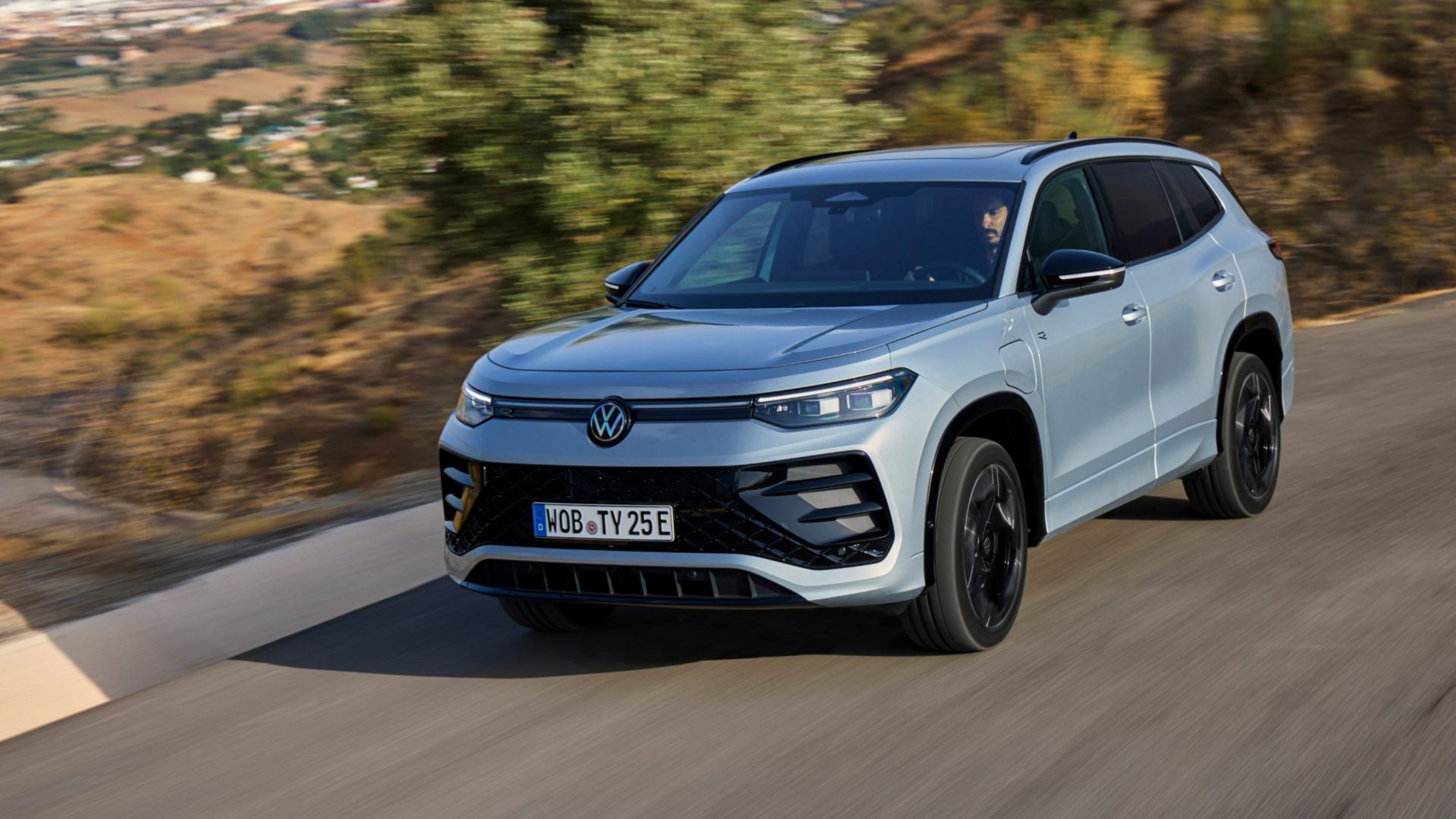 Vista frontale della nuova Volkswagen Tayron grigia