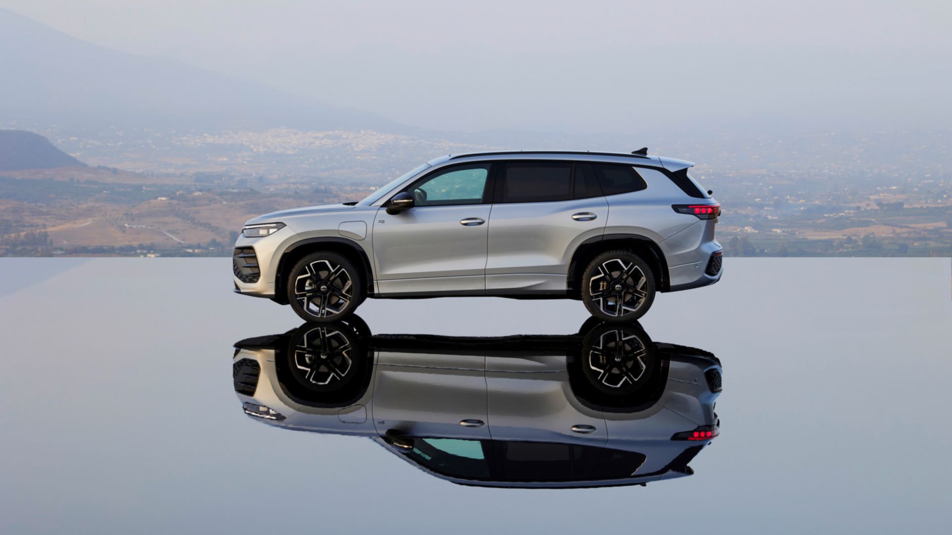 Vista laterale della nuova Volkswagen Tayron bianca