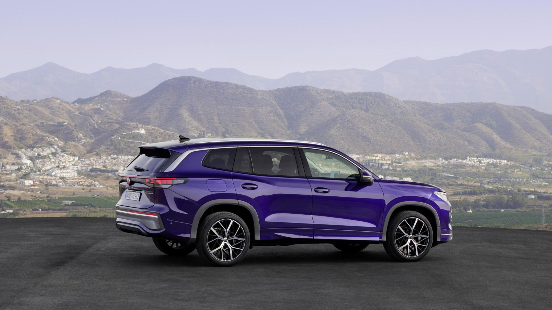 Vista laterale della nuova VW Tayron viola