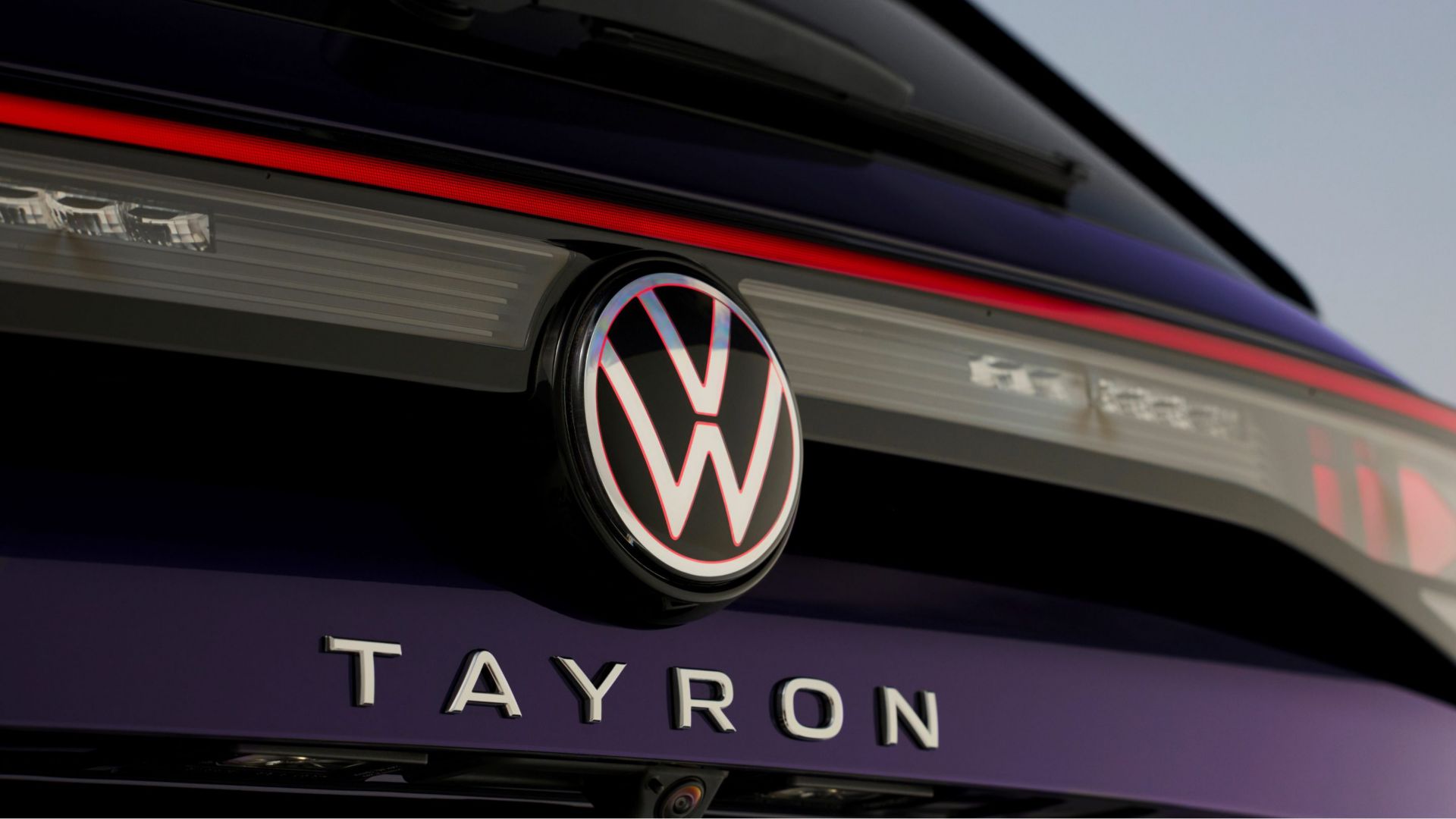 La nuova Volkswagen Tayron viola con logo nella coda