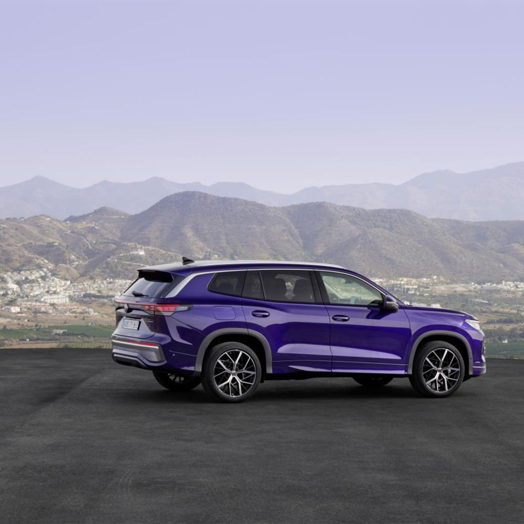 Blauer AMAG SUV VW Tayron Seitenansicht