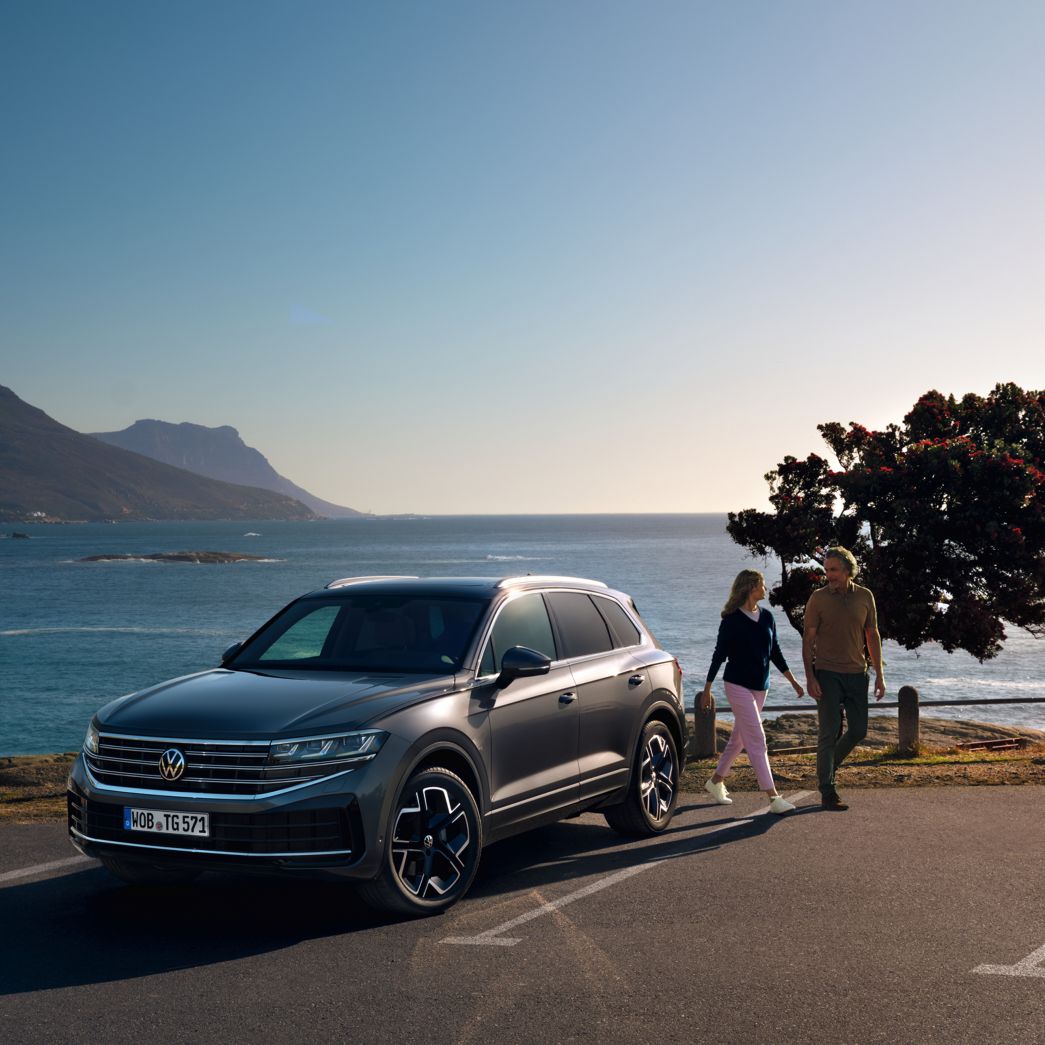 Grauer VW Touareg Seiten Ansicht